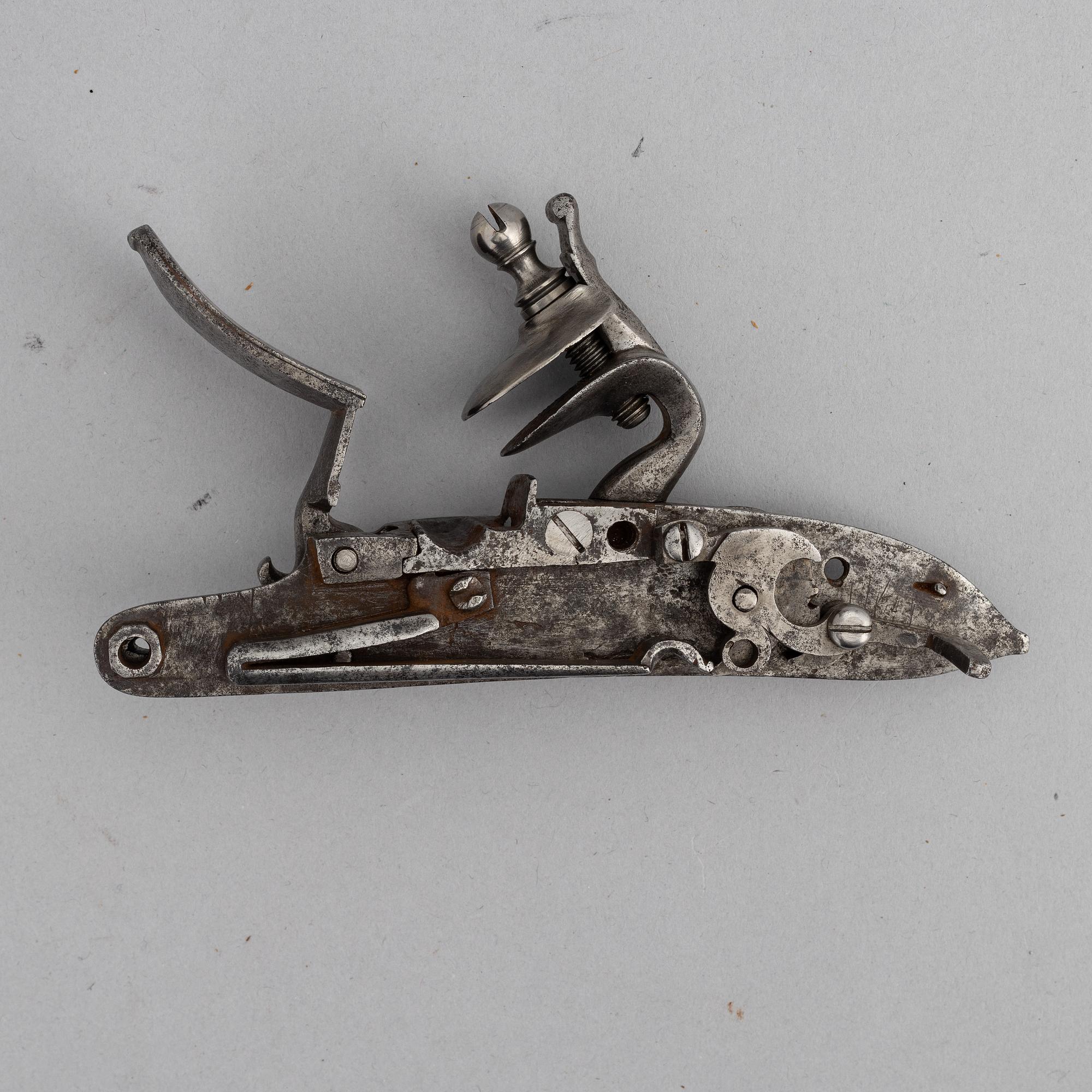 A lot comprising five powderhorn and flasks, and a flintlock. 18th and 19th Century.