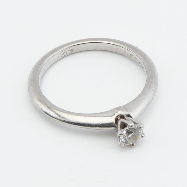 Tiffany & Co, ring, platina med briljantslipad diamant.
