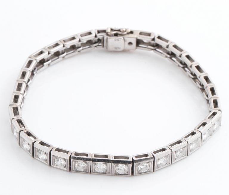 A ca 4.80 cts brilliant-cut diamond bracelet.