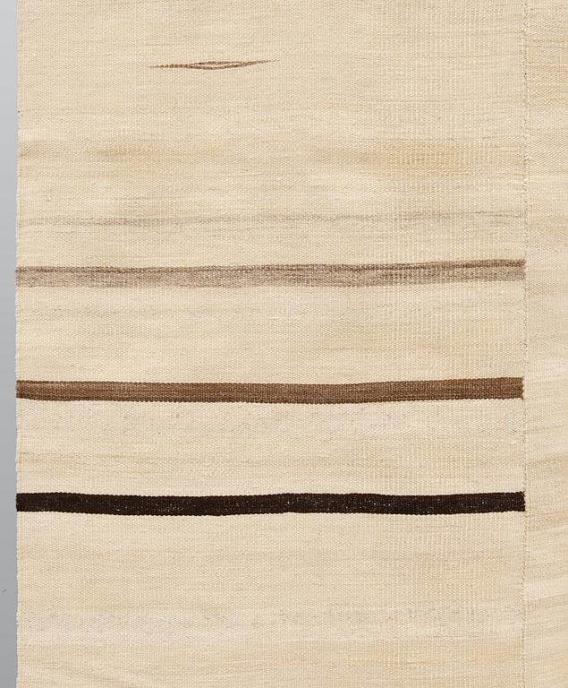 Matta, orientalisk slätväv, ca 314 x 221 cm.