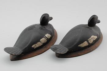 VETTAR, 2 st, målat trä, 1900-talets första hälft.