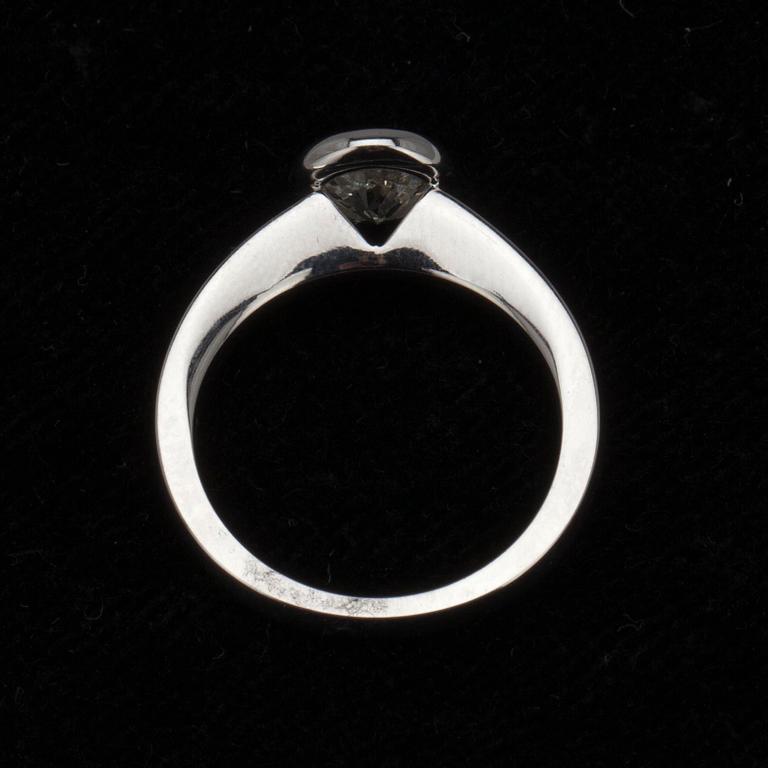 RING, vitguld 18K, briljantslipad diamant 1,01 ct. Vikt 6,27 g.