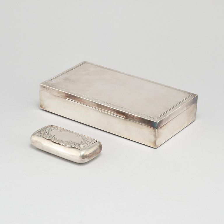 A silver box and a snuffbox, partly C G Hallberg in Stockholm, 1960.