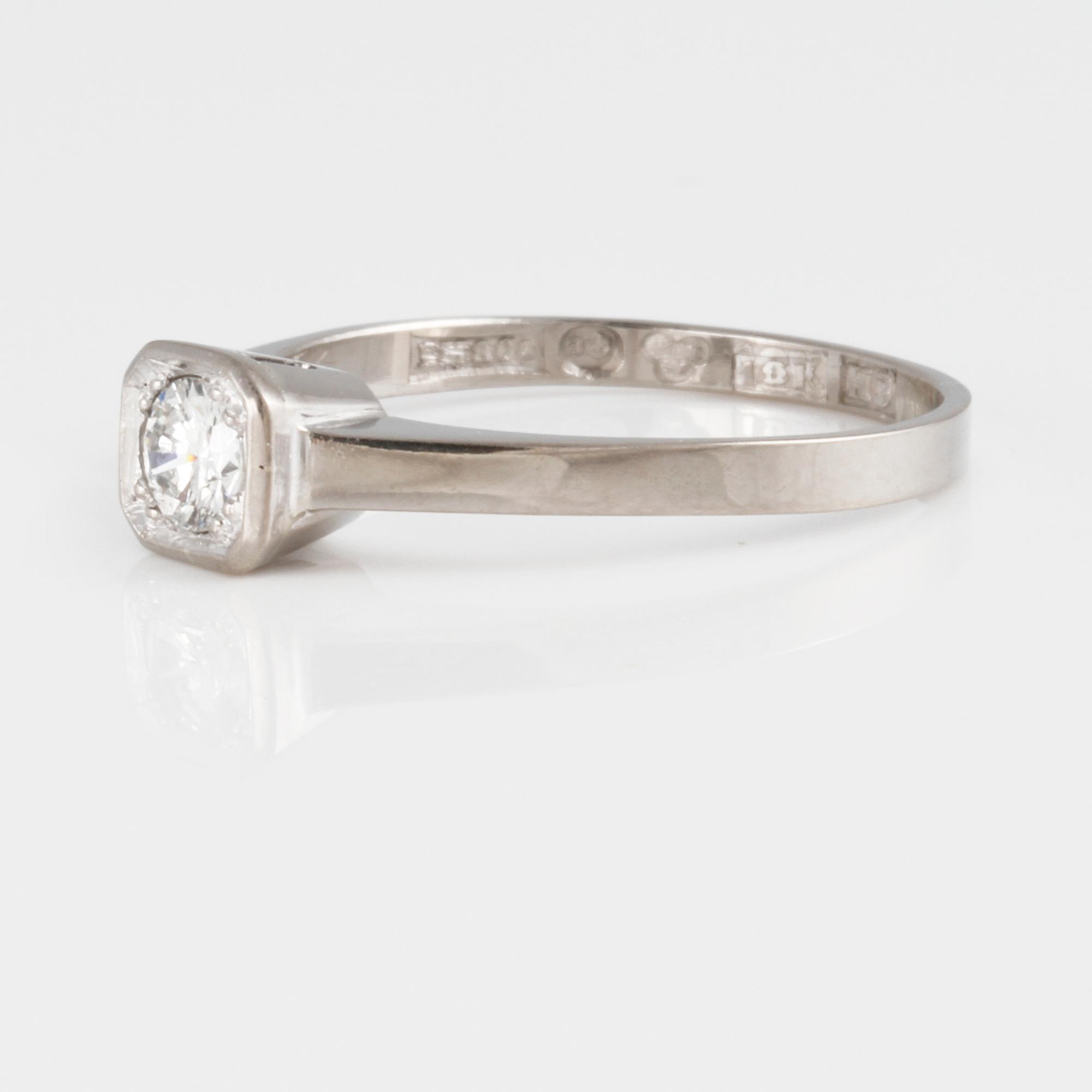 RING, 18K vitguld med briljantslipad diamant, ca 0.20 ct, Göteborg, 1958. Vikt 2,6 gram.