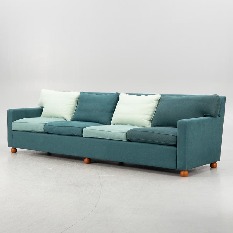 Josef Frank, a model 3031 sofa, Firma Svenskt Tenn, 2020.