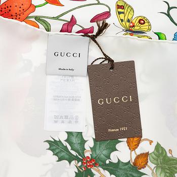 Gucci, a 'Flora' silk scarf.