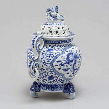 JAR WITH COVER, porcelain, 20th century.