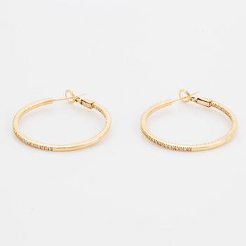 Örhängen hoops med briljantslipade diamanter.