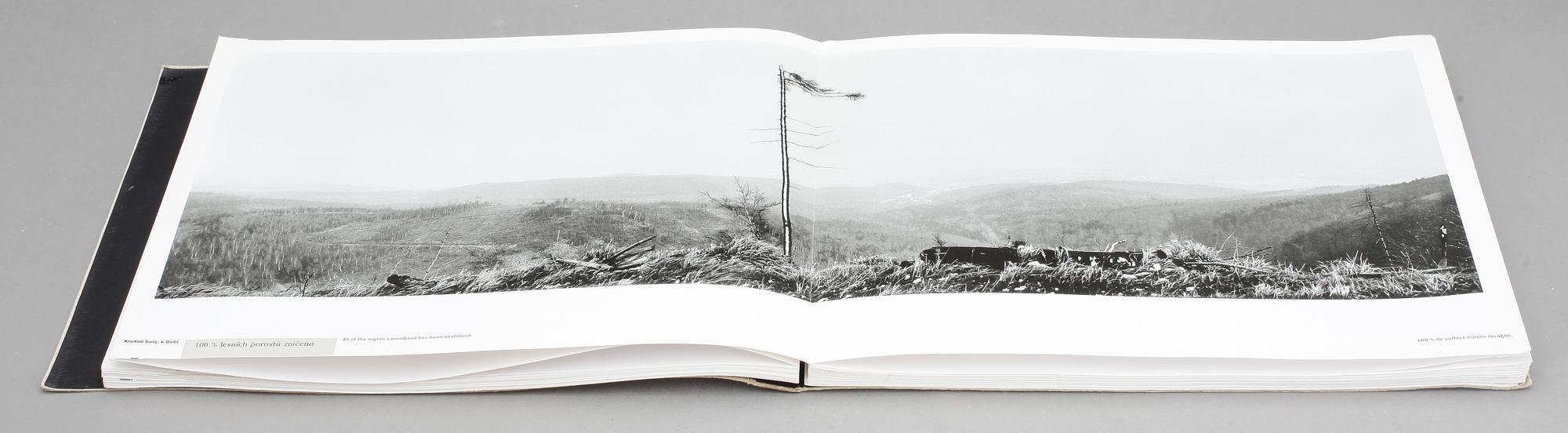 JOSEF KOUDELKA, fotobok, "Black Triangle", 1994, ISBN 80-901131-4-1.