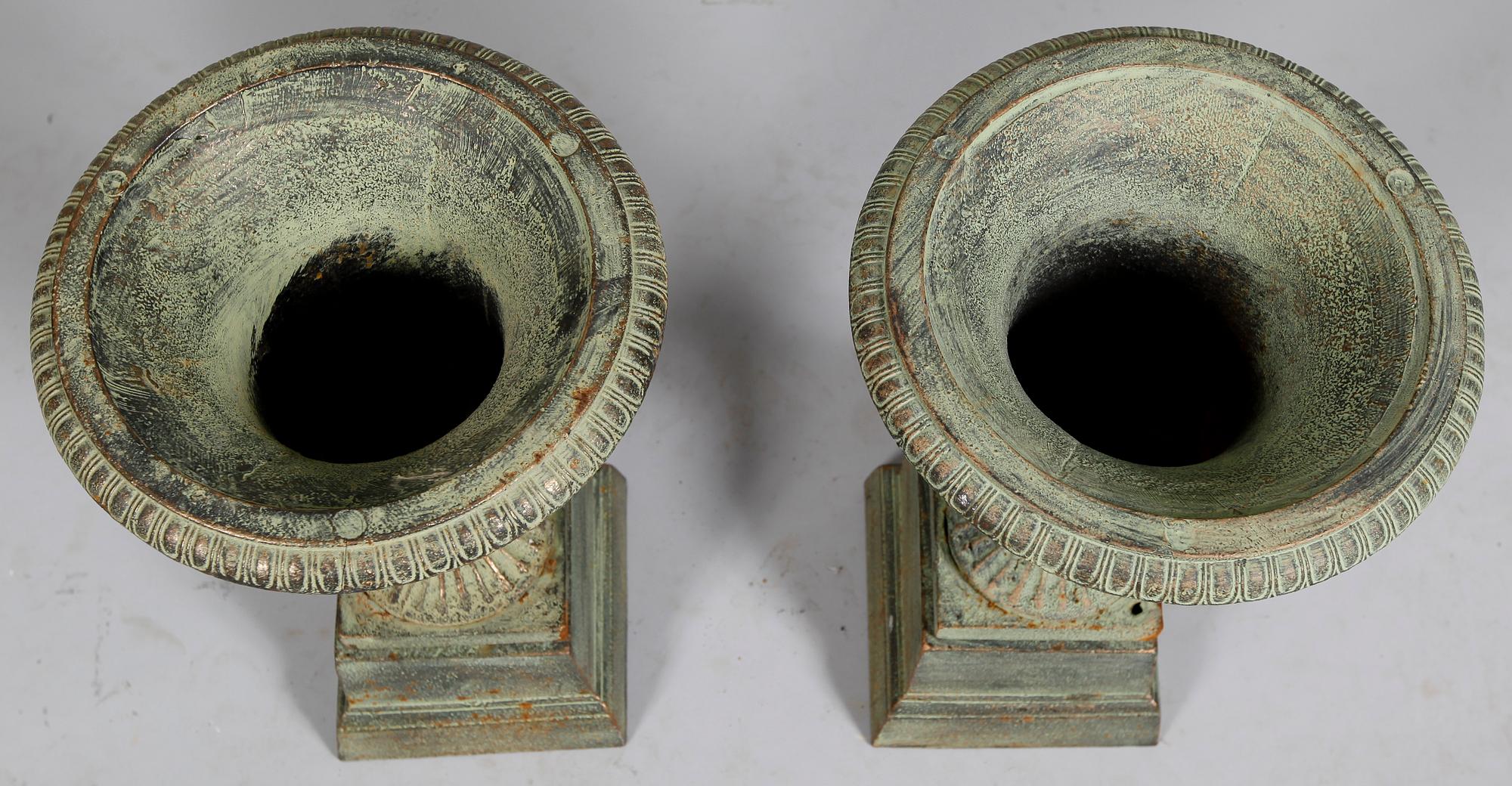 TRÄDGÅRDSURNOR, 1 par, gjutgods, samtida.