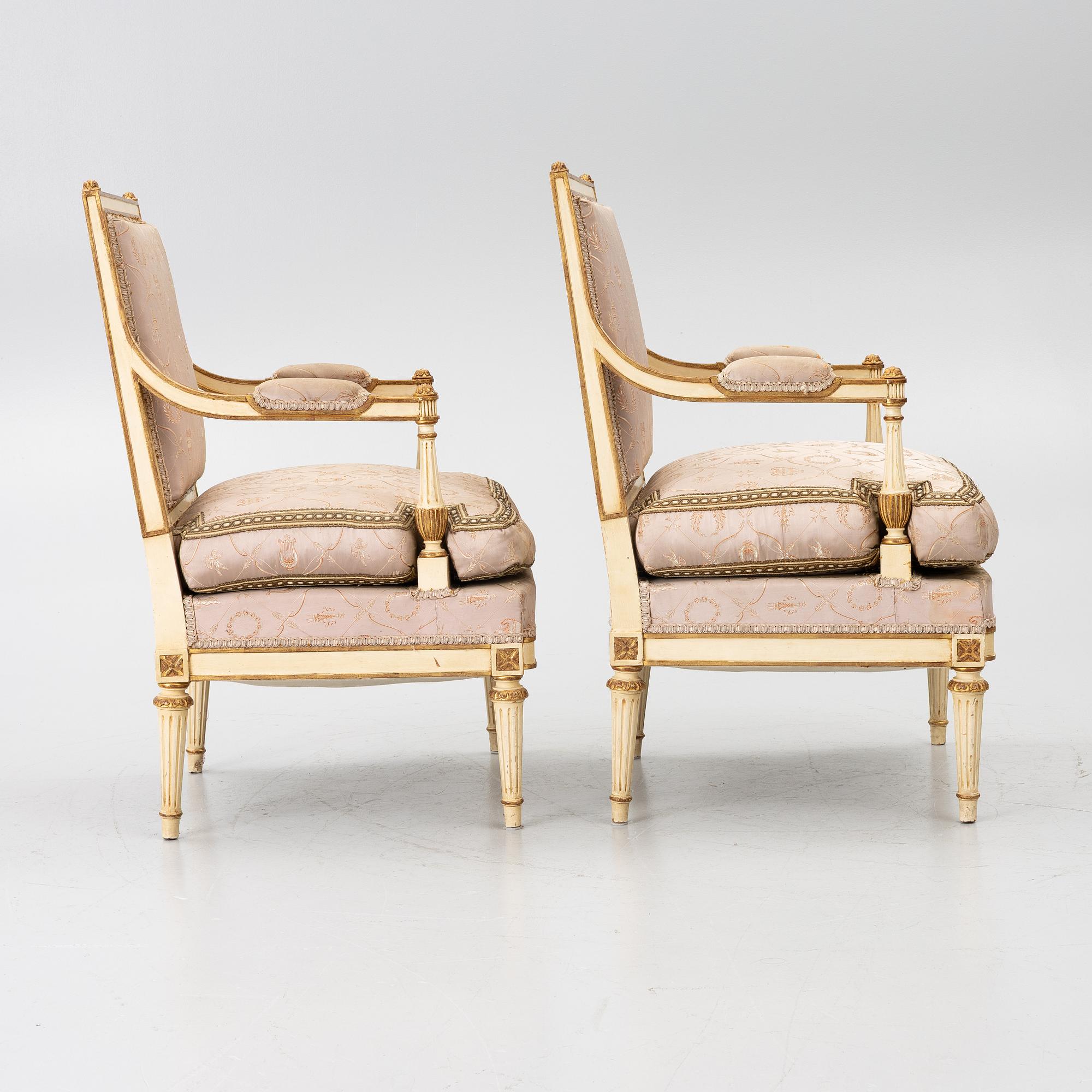 Karmstolar, ett par, Directoire-stil, omkring år 1900.