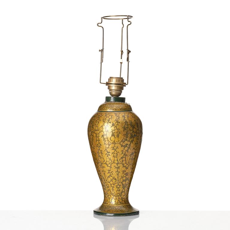 Bordslampa, Kashmir Indien, 1900-talets mitt. Lampan gåva från Indira Gandhi till Alva Myrdal, visitkort medföljer.