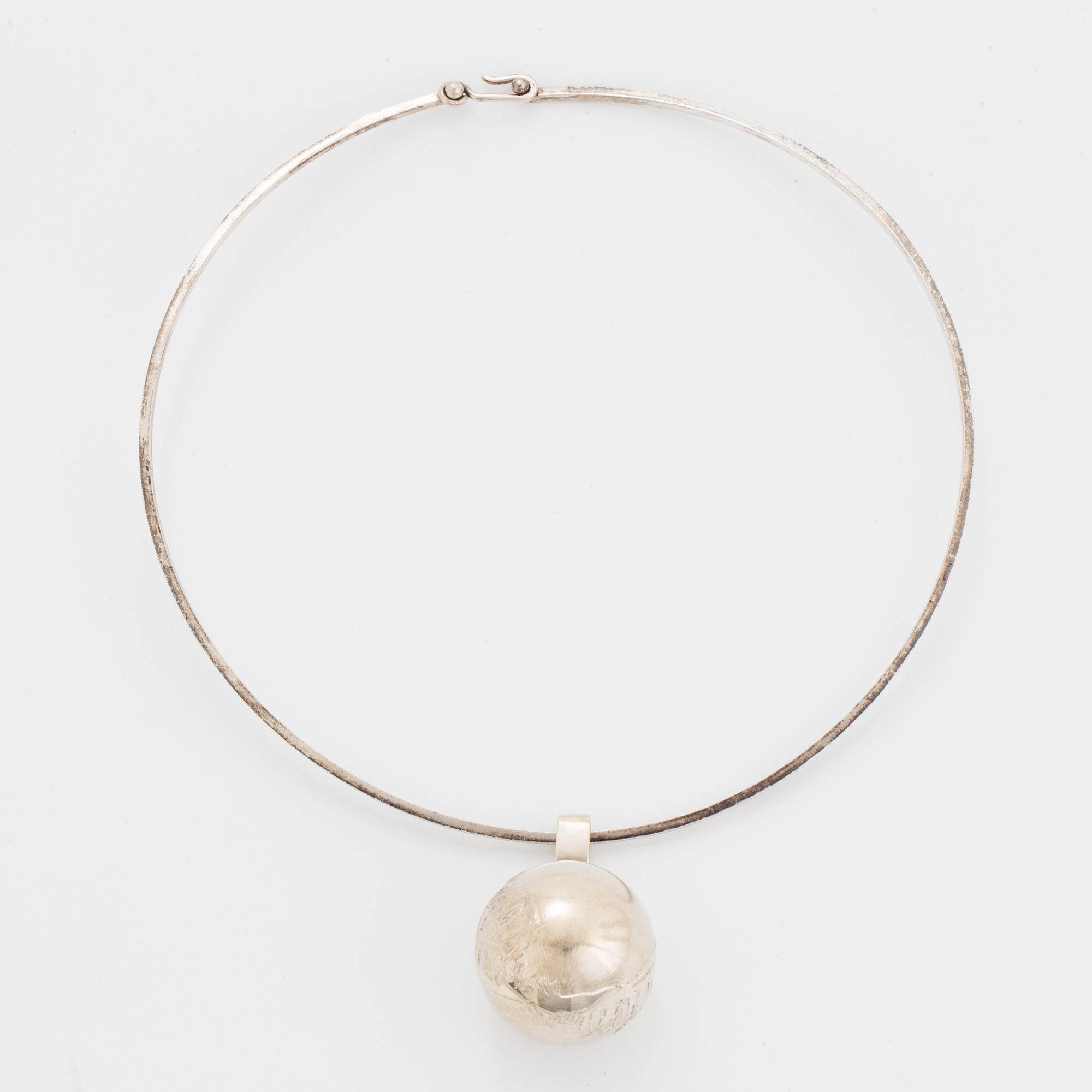 A silver necklace by Jan Brunk.