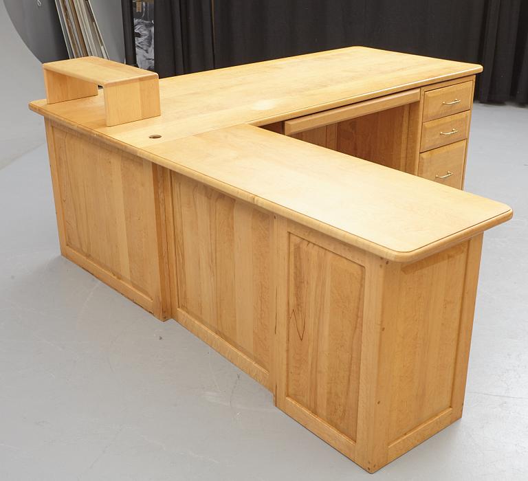 A large 20th century desk, Pompanoosuuc Mills, Canada.