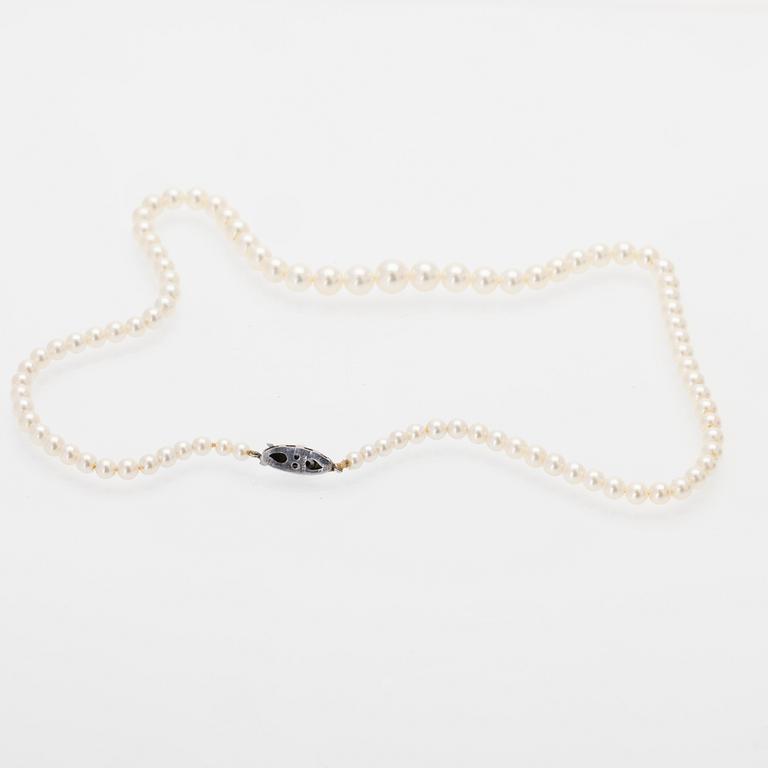 Necklace of graduated cultured pearls with a silver clasp.