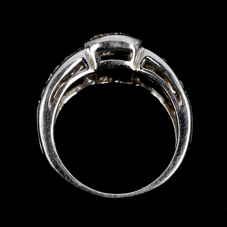 RING, 18k vitguld med diamanter, tot ca 1.50 ct.