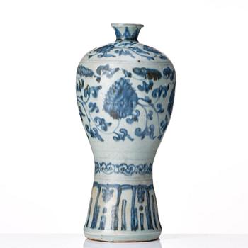 A blue and white Meiping vase and a bowl, 16th Century.