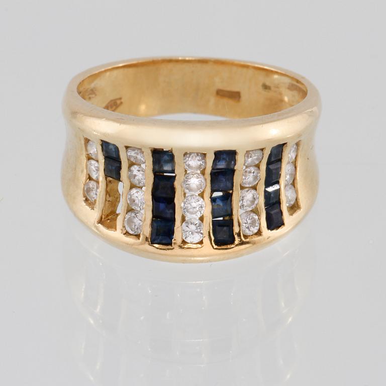 RING, 18K guld med briljantslipade diamanter ca 0.30 ct samt fasettslipade blå safirer. Vikt 8,0 gram.