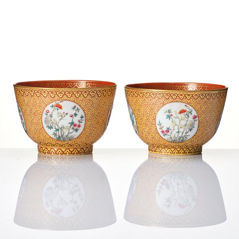 A pair of famille rose bowls, late Qing dynasty/republic with Qianlong mark.