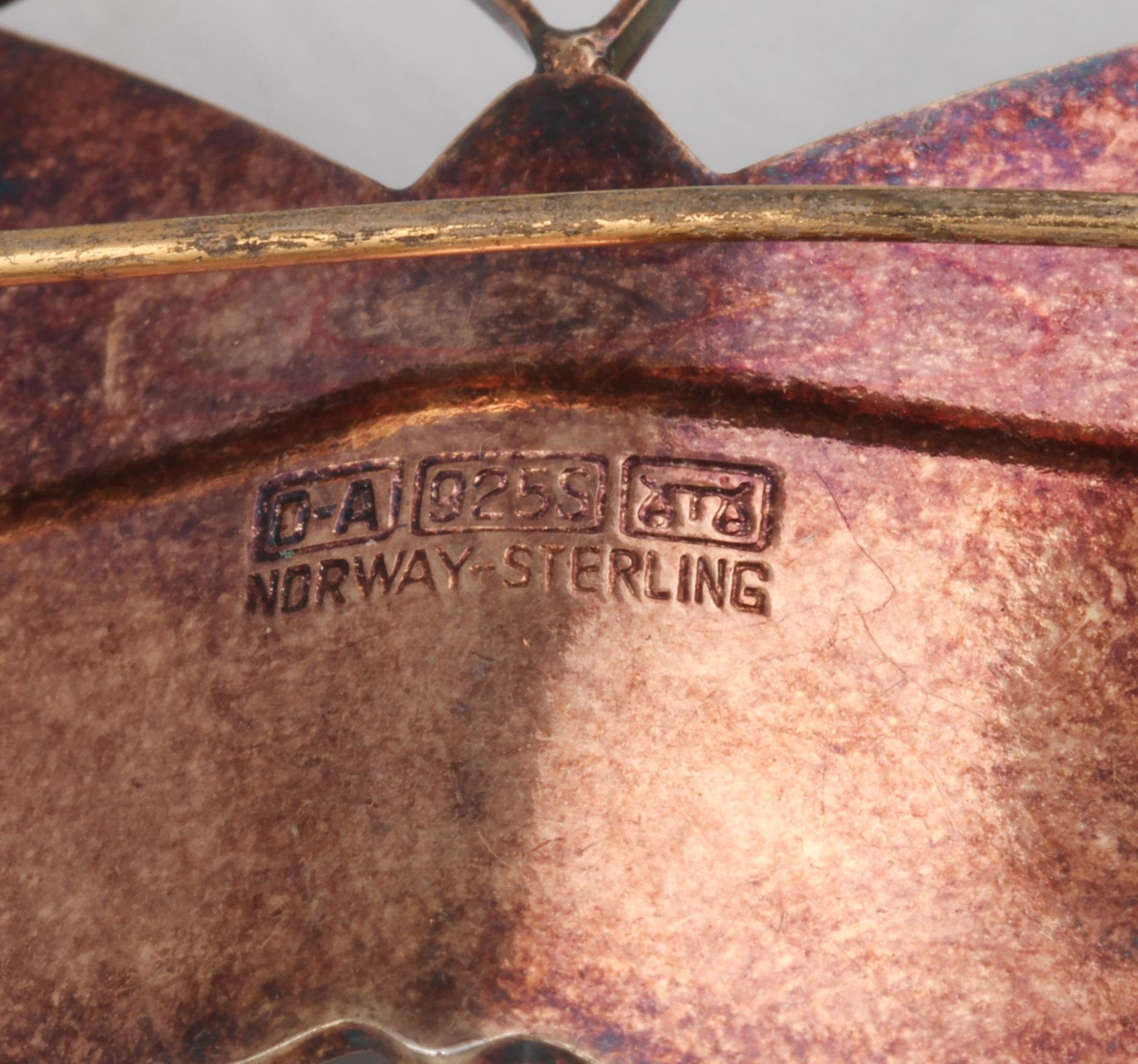 BROSCHER, 2 st, sterlingsilver samt emalj, delvis David Andersen, Norge. Vikt 29,1 gram.