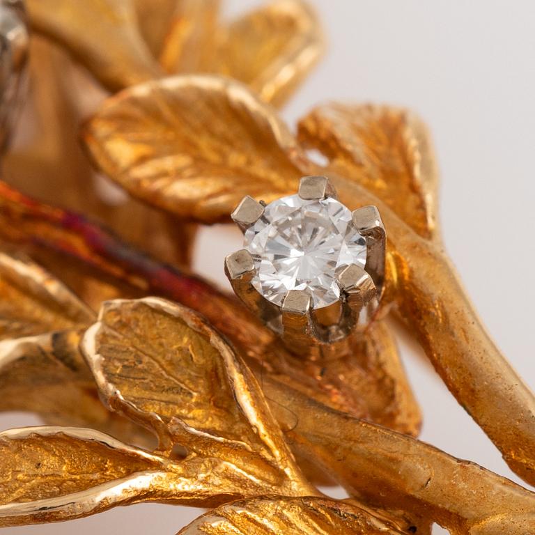 Gold and brilliant cut diamond flower brooch/pendant.
