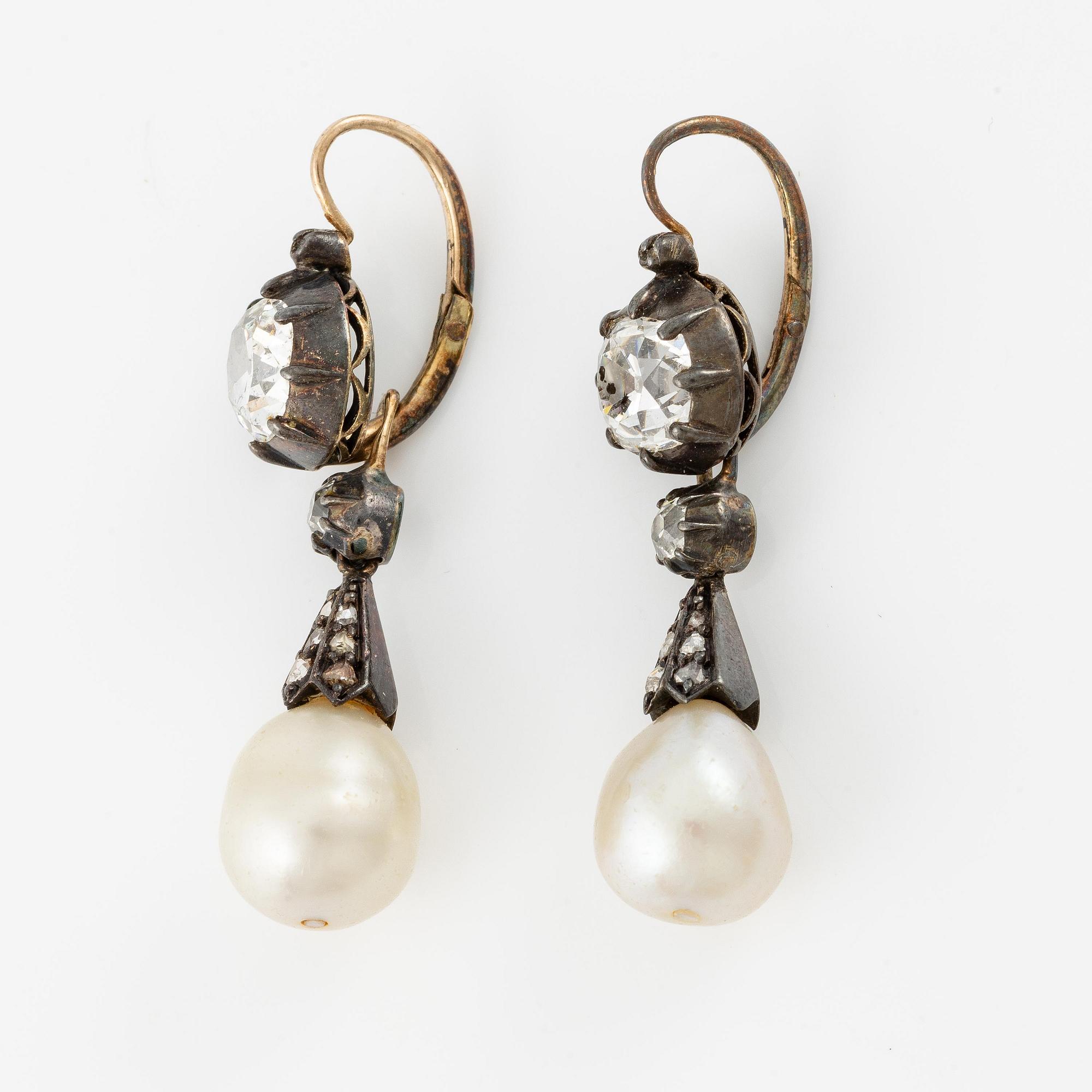 A pair of earrings in 14K gold and silver set with old-cut diamonds and drop-shaped pearls.