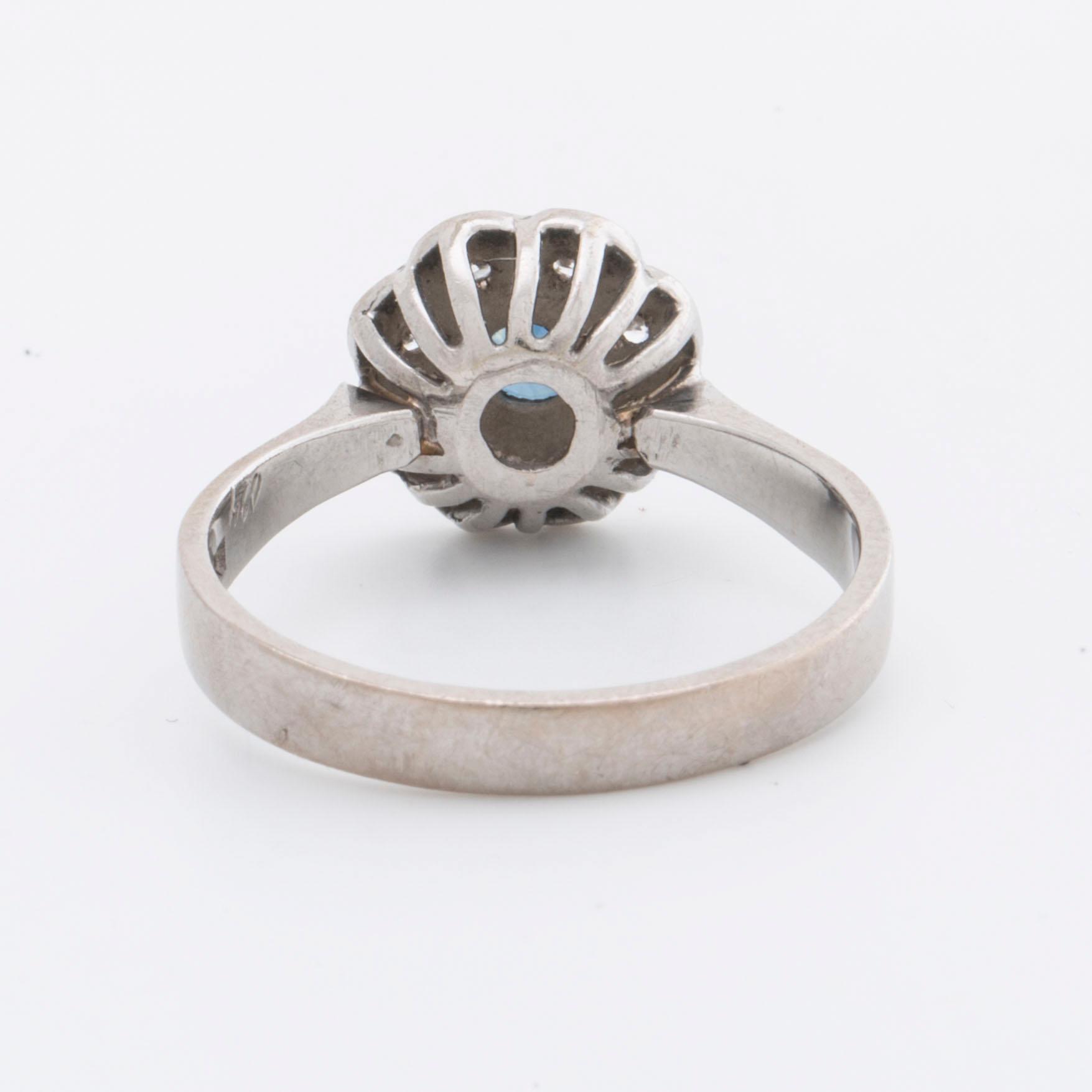 RING 18K vitguld m 1 safir ca 4 x 4 mm o briljanter 0,24 ct enligt gravyr, Falköping 1995.