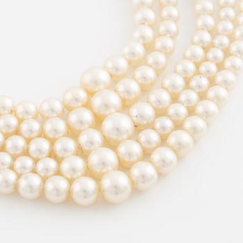 Five strand calibrated cultured pearl necklace, goldclasp with rose cut diamonds.