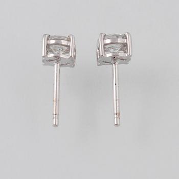 ÖRHÄNGEN, 18K vitguld med briljantslipade diamanter ca 0.69 ct. Vikt 1,6 gram.
