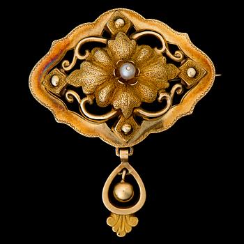 A BROOCH, pearl, 18K gold. Otto Roland Mellin, Helsinki Finland 1874.