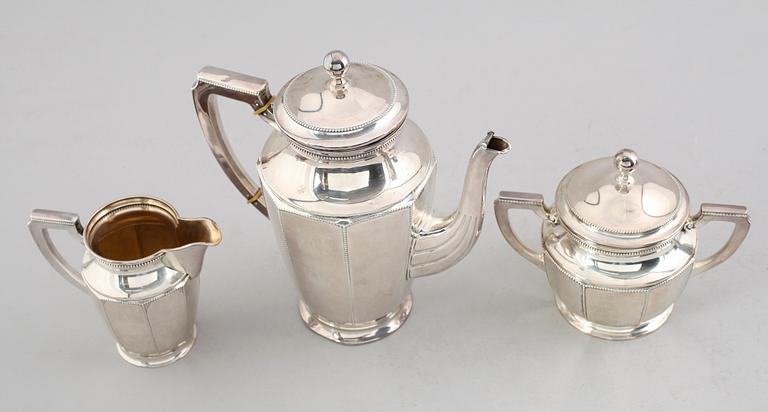 KAFFESERVIS, 3 delar, silver, CG Hallberg, Stockholm 1916/17. Vikt ca 939 gram.
