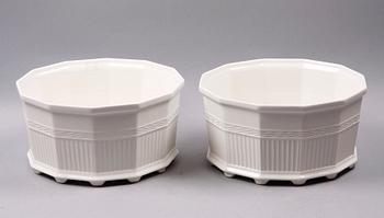 YTTERFODER, ett par. Porslin. Gustavsberg. "Waldemaruddekrukor".