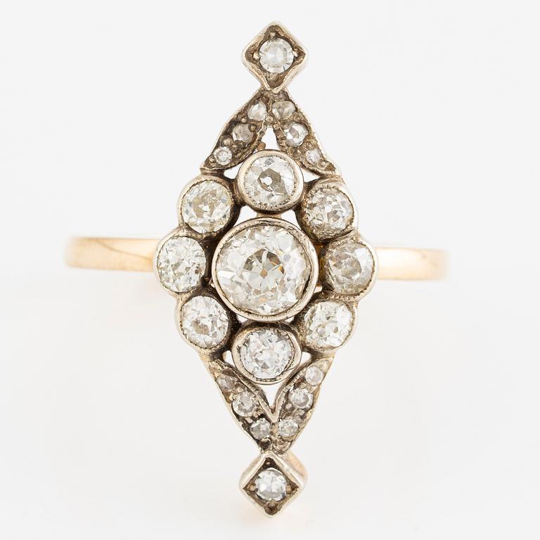 Ring in 18K gold set with old-cut diamonds, circa 1900.