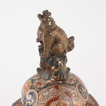 A lidded Imari urn, Japan, Meiji (1868-1912).