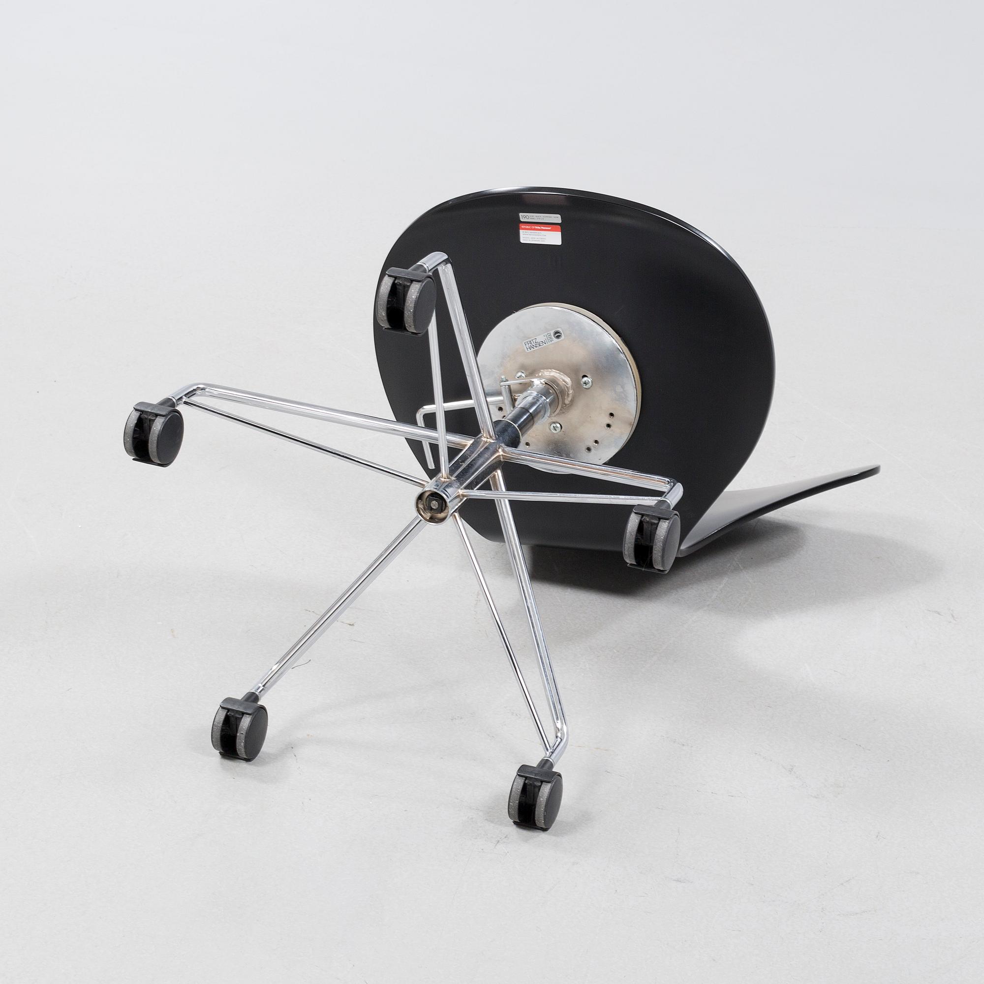 A desk chair by Arne Jacobsen for Fritz Hansen, model "Sjuan", 1992.