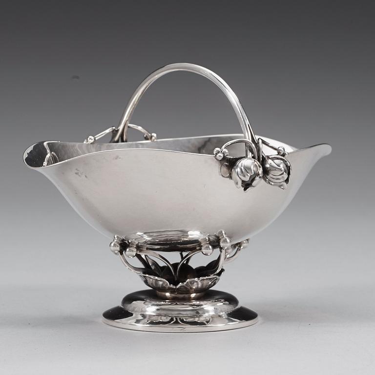 GEORG JENSEN, skål, Köpenhamn 1933-44, sterling. Design nr 235 B,
