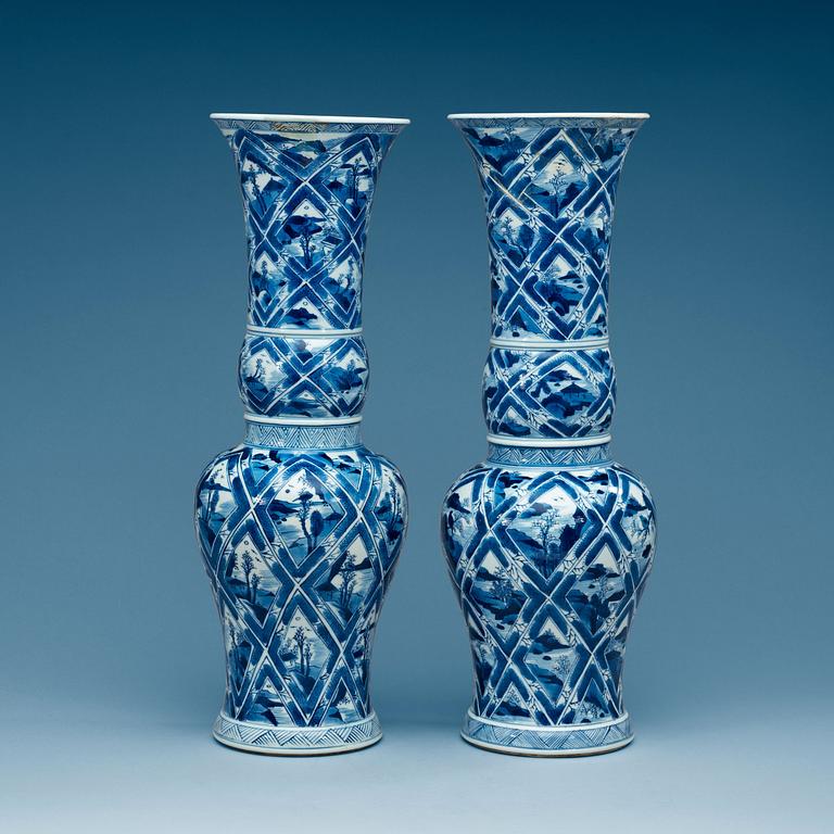 A pair of blue and white vases, Qing dynasty, Kangxi (1662-1722).