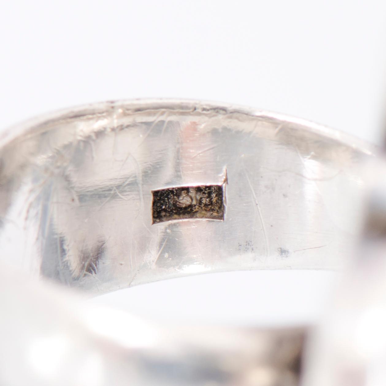 SAARA HOPEA, SORMUS, pyöröhiotut puolijalokivet, hopeaa, 1960-luku.