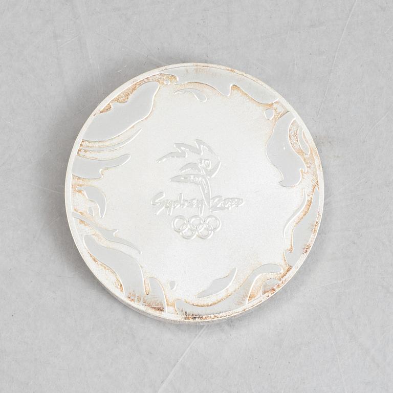 Deltagarmedalj OS, Sydney 2000 samt tygmärke för den svenska OS-truppen.