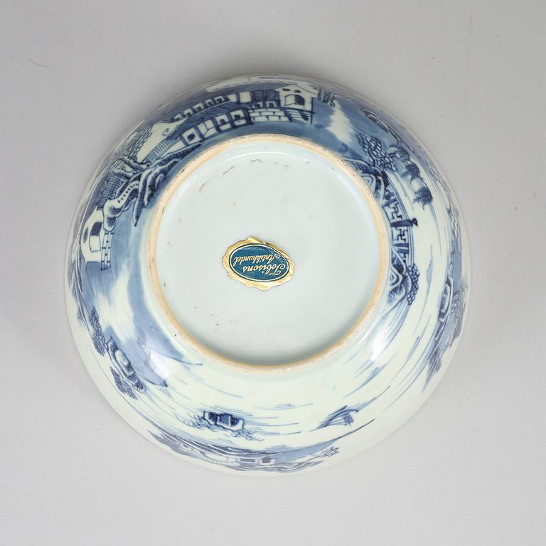 A blue and white bowl, Qing dynasty, Qianlong (1736-95).