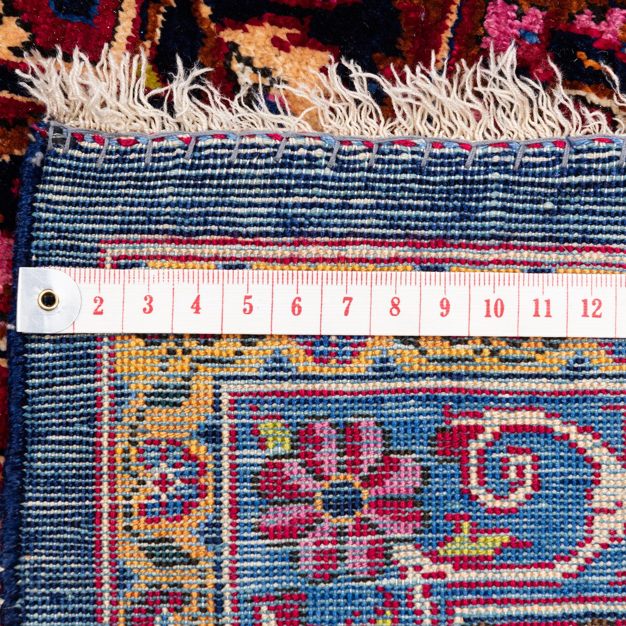 A semi-antique silk Kashan carpet, central Persia (Iran), c. 318,5 x 213,5 cm.