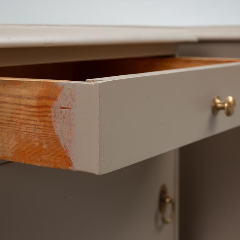 A pair of bedside tables, first half of the 20th Century.