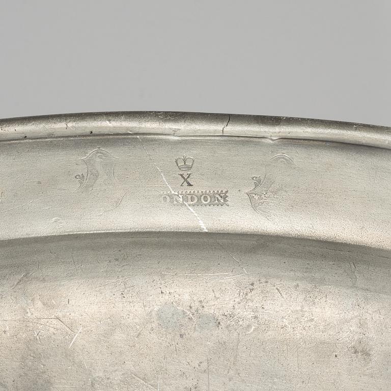 An English pewter serving dish, London, 18th century.