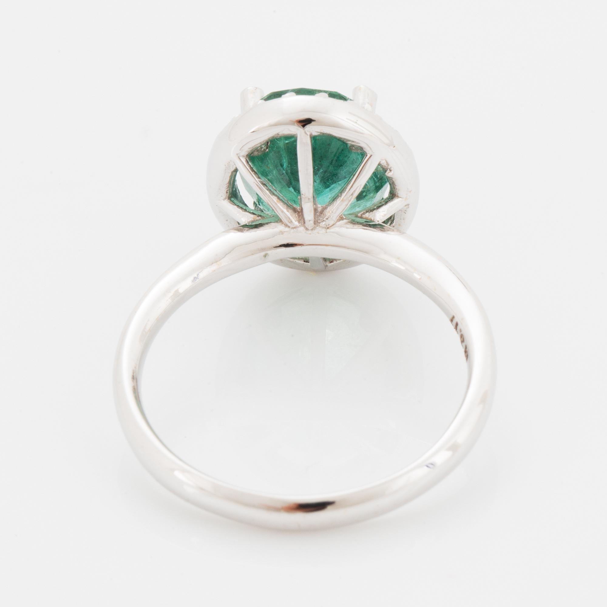 RING, med oval fasettslipad smaragd och briljantslipad diamanter.