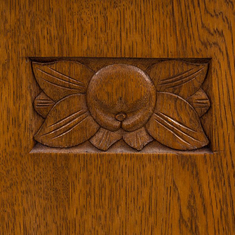A early 20th century Jugend Cabinet veneered with oak.