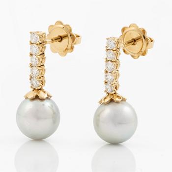 Earrings in 18K gold with cultured Akoya pearls and round brilliant-cut diamonds.