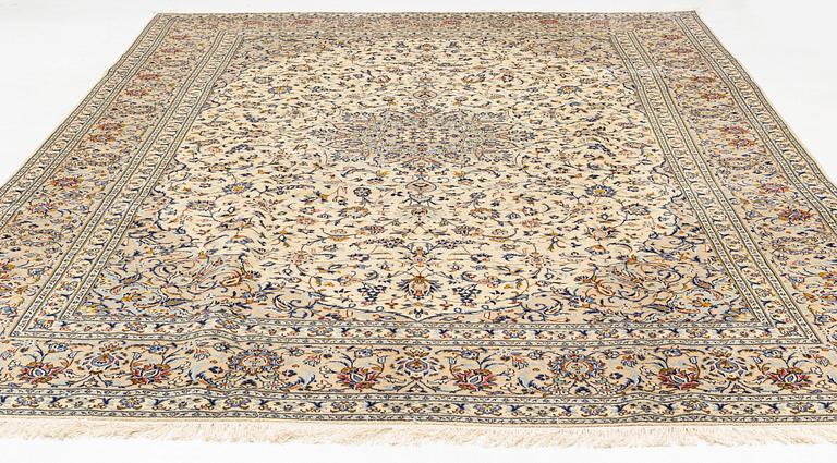 A carpet, semi-antique, Kashan, ca 398 x 281 cm.