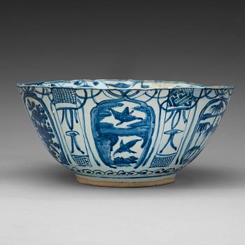 334. A large blue and white bowl, Ming dynasty, Wanli (1573-1620).