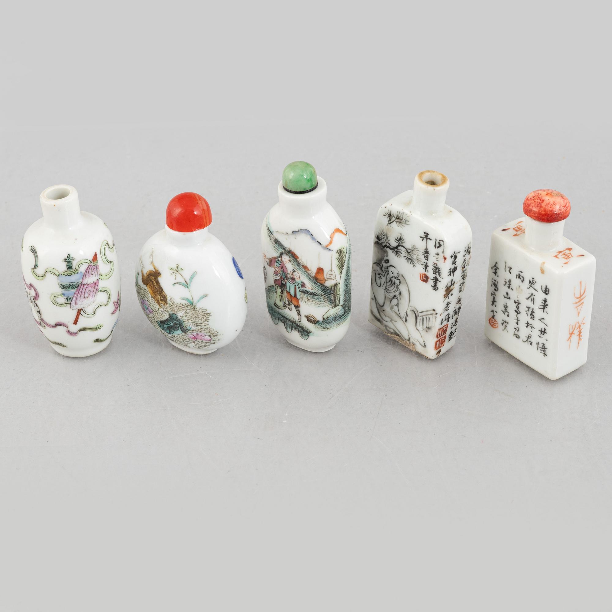 Eleven Chinese porcelain snuff bottles, 19th-20th century.