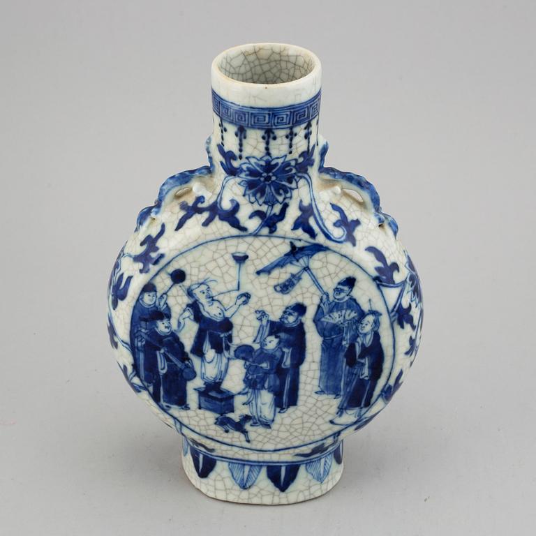 A moonflask vase, late Qing/early 20th Century.